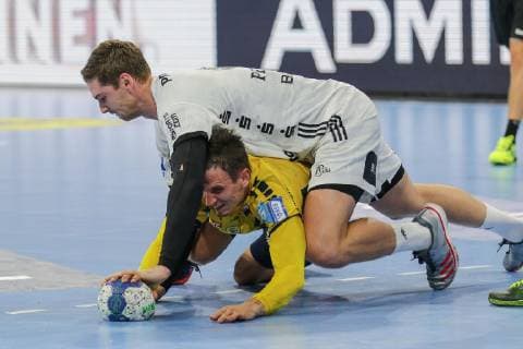Hendrik Pekeler THW Kiel 61 Andy Schmid Rhein Neckar Loewen 2 wrestling Rhein Neckar Loewen THW Kiel 1 HBL Mannheim Copyright: xRoskaritzx Eibner-Pressefotox EP_kess_rrz