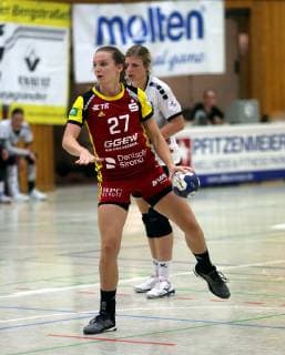 lsp Handball Bundesliga Women HSG Bensheim vs Neckarsulm Bensheim 13 10 2018 v l Julia Maidhof Bensheim at the seven-meter action single shot ba