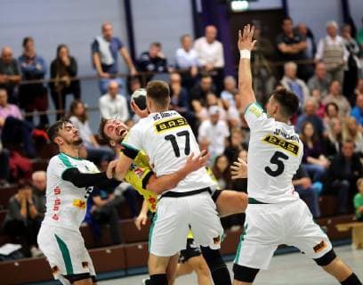 Third Handball Bundesliga MSG Grossbieberau Modau vs SG Leipzig II Season 2018 2019 13 10 2018 Grossbieberau v l Hard use of Leon Wellner Leipzig against Till Buschmann Gross Bieberau Action duel ba
