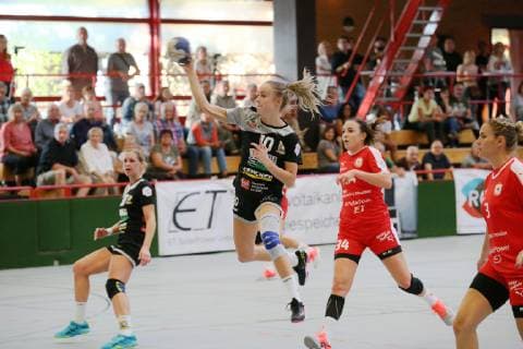 SSP Neurotthalle HB 2 Bundesliga Women Kurpfalz Bears Ketch VfL Waiblingen Bears 34 Elena Fabritz 3 Sina Michels VfL 93 Tina Welter 10 Sinah Hagen Kurpfalz Bears Ketch VfL Waiblingen Handball Women 24 10 2018 Copyright: xEIBNER Lenhardtx EP_EER