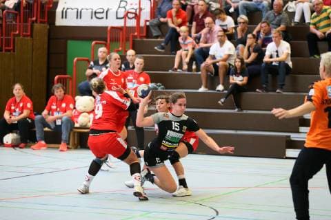 SSP Neurotthalle HB 2 Bundesliga Women Kurpfalz Bears Ketch VfL Waiblingen Bears 9 Lena Feiniler 3 Sina Michels 19 Sophia Sommerrock VfL 15 Caren Hammer Kurpfalz Bears Ketch VfL Waiblingen Handball Women 24 10 2018 Copyright: xEIBNER Lenhardtx EP_EER