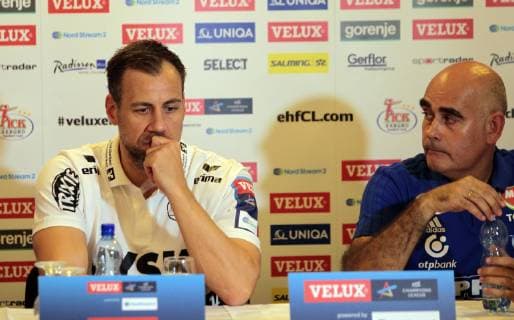 14.10.2018 Szeged(Hungary) MOL Pick Szeged-SG Flensburg-Handewitt Velux EHF men s handball champions legue Maik Machulla(C)SG Flensburg Handewitt coach with Juan Carlos Pastor Gomez(R)MOL Pick Szeged coach : 