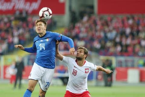 Fußball, Nations League, Polen - Italien CHORZOW 14.10.2018 PILKA NOZNA FOOTBALL LIGA NARODOW - UEFA NATIONS LEAGUE POLSKA - WLOCHY POLAND - ITALY NZ. FEDERICO CHIESA (ITA) BARTOSZ BERESZYNSKI (POL) FOT. MICHAL CHWIEDUK FOKUSMEDIA.COM.PL NEWSPIX.PL --- Newspix.pl  181014CHW068