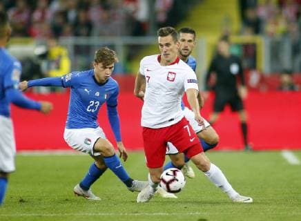 Fußball, Nations League, Polen - Italien CHORZOW STADION SLASKI 14.10.2018 LIGA NARODOW PILKA NOZNA POLSKA (BIALE) - WLOCHY () NZ Nicola Barella , Arkadiusz Milik . FOT TOMASZ WANTULA NEWSPIX.PL CHORZOW 14.10.2018 FOOTBALL MEN S LEAGUE OF NATIONS POLAND - ITALY TOMASZ WANTULA NEWSPIX.PL --- Newspix.pl  181014WAN005