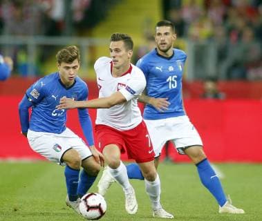 Fußball, Nations League, Polen - Italien CHORZOW STADION SLASKI 14.10.2018 LIGA NARODOW PILKA NOZNA POLSKA (BIALE) - WLOCHY () NZ Nicola Barella , Arkadiusz Milik , Cristiano Biraghi . FOT TOMASZ WANTULA NEWSPIX.PL CHORZOW 14.10.2018 FOOTBALL MEN S LEAGUE OF NATIONS POLAND - ITALY TOMASZ WANTULA NEWSPIX.PL --- Newspix.pl  181014WAN006
