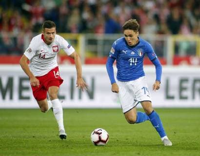 Fußball, Nations League, Polen - Italien CHORZOW STADION SLASKI 14.10.2018 LIGA NARODOW PILKA NOZNA POLSKA (BIALO-CZERWONE) - WLOCHY (NIEBIESKO-BIALE) NZ Arkadiiusz Reca , Federico Chiesa . FOT TOMASZ WANTULA NEWSPIX.PL CHORZOW 14.10.2018 FOOTBALL MEN S LEAGUE OF NATIONS POLAND - ITALY TOMASZ WANTULA NEWSPIX.PL --- Newspix.pl  181014WAN008