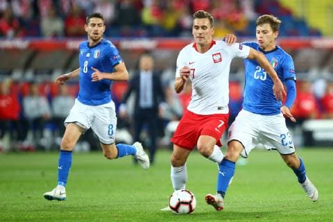 Fußball, Nations League, Polen - Italien Chorzow , Stadion Slaski 14.10.2018 , Pilka nozna , Reprezentacja , Kadra , Liga Narodow , Liga A , Grupa 3 , Polska - Wlochy NZ Jorginho ( ITA ) Arkadiusz Milik ( POL ) Nicolo Barella ( ITA ) FOT Michal Nowak Newspix.pl Chorzow , Silesian Stadium 14.10.2018 Sport , Football National Teams , UEFA Nations League , League A , Group 3 , Poland - Italy photo by Michal Nowak Newspix.pl --- Newspix.pl 181014MIN_030