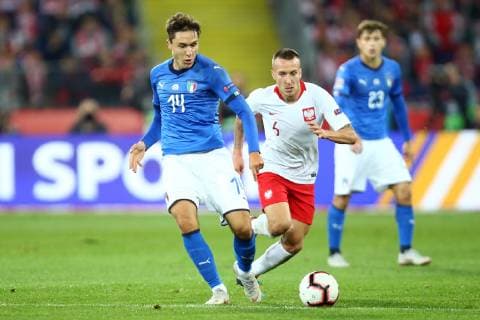 Fußball, Nations League, Polen - Italien Chorzow , Stadion Slaski 14.10.2018 , Pilka nozna , Reprezentacja , Kadra , Liga Narodow , Liga A , Grupa 3 , Polska - Wlochy NZ Federico Chiesa ( ITA ) Jacek Goralski ( POL ) FOT Michal Nowak Newspix.pl Chorzow , Silesian Stadium 14.10.2018 Sport , Football National Teams , UEFA Nations League , League A , Group 3 , Poland - Italy photo by Michal Nowak Newspix.pl --- Newspix.pl 181014MIN_040