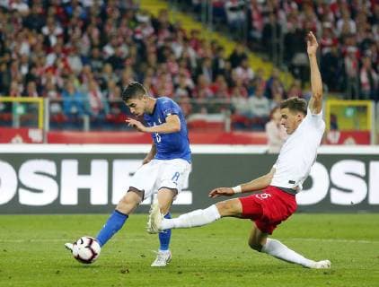 Fußball, Nations League, Polen - Italien CHORZOW STADION SLASKI 14.10.2018 LIGA NARODOW PILKA NOZNA POLSKA (BIALO-CZERWONE) - WLOCHY (NIEBIESKO-BIALE) NZ Jorginho , Jan Bednarek . FOT TOMASZ WANTULA NEWSPIX.PL CHORZOW 14.10.2018 FOOTBALL MEN S LEAGUE OF NATIONS POLAND - ITALY TOMASZ WANTULA NEWSPIX.PL --- Newspix.pl  181014WAN035