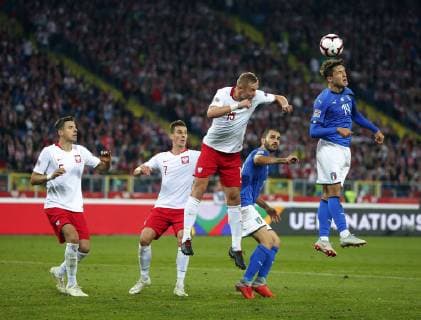 Fußball, Nations League, Polen - Italien CHORZOW STADION SLASKI 14.10.2018 LIGA NARODOW PILKA NOZNA POLSKA (BIALO-CZERWONE) - WLOCHY (NIEBIESKO-BIALE) NZ Jan Bednarek , Arkadiusz Milik , Kamil Glik , Leonardo Bonucci , Federico Chiesa . FOT TOMASZ WANTULA NEWSPIX.PL CHORZOW 14.10.2018 FOOTBALL MEN S LEAGUE OF NATIONS POLAND - ITALY TOMASZ WANTULA NEWSPIX.PL --- Newspix.pl  181014WAN043