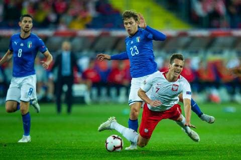 Fußball, Nations League, Polen - Italien 14.10.2018 CHORZOW - KATOWICE, STADION SLASKI (KATOWICE, POLAND SILESIA STADIUM) PILKA NOZNA (FOOTBALL) LIGA NARODOW UEFA (UEFA NATIONAL LEAGUE) MECZ POLSKA - WLOCHY ( GAME POLAND - ITALY ) NZ ARKADIUSZ MILIK NICOLO BARELLA FOTO LUKASZ SKWIOT CYFRASPORT NEWSPIX.PL --- Newspix.pl  20181014CSLS0057