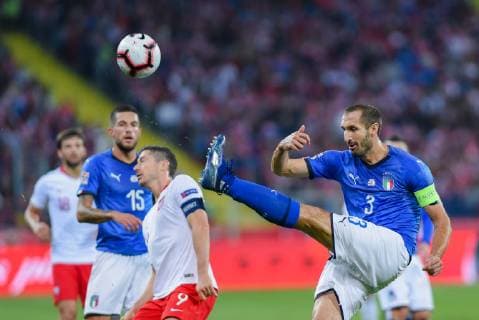 Sport Bilder des Tages Fußball, Nations League, Polen - Italien 14.10.2018 CHORZOW - KATOWICE, STADION SLASKI (KATOWICE, POLAND SILESIA STADIUM) PILKA NOZNA (FOOTBALL) LIGA NARODOW UEFA (UEFA NATIONAL LEAGUE) MECZ POLSKA - WLOCHY ( GAME POLAND - ITALY ) NZ ROBERT LEWANDOWSKI GIORGIO CHIELLINI FOTO MARCIN PIRGA CYFRASPORT NEWSPIX.PL --- Newspix.pl  20181014CSMP0034