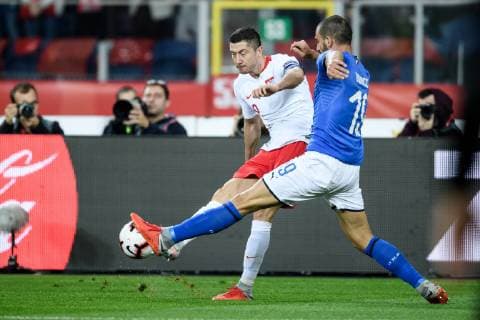 Fußball, Nations League, Polen - Italien 2018.10.14, Chorzow, Pilka nozna, Liga Narodow UEFA 2018 2019, Dywizja A, Grupa 3 Mecz Polska - Wlochy N z Robert Lewandowski, Leonardo Bonucci Foto: Rafal Oleksiewicz PressFocus 2018.10.14, Chorzow, Silesian Stadium, UEFA Nations League, League A, Group 3 Poland vs Italy Robert Lewandowski, Leonardo Bonucci Credit: Rafal Oleksiewicz PressFocus NEWSPIX.PL --- Newspix.pl 20181014PF_RO4322
