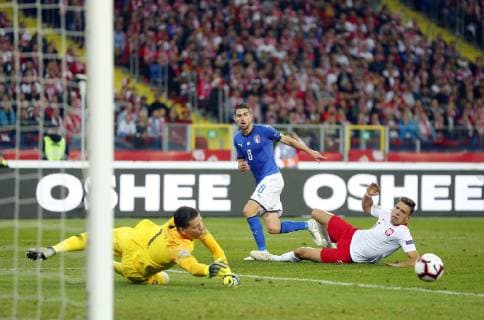 Fußball, Nations League, Polen - Italien CHORZOW STADION SLASKI 14.10.2018 LIGA NARODOW PILKA NOZNA POLSKA (BIALO-CZERWONE) - WLOCHY (NIEBIESKO-BIALE) NZ Wojciech Szczesny , Jorginho , Jan Bednarek . FOT TOMASZ WANTULA NEWSPIX.PL CHORZOW 14.10.2018 FOOTBALL MEN S LEAGUE OF NATIONS POLAND - ITALY TOMASZ WANTULA NEWSPIX.PL --- Newspix.pl  181014WAN037