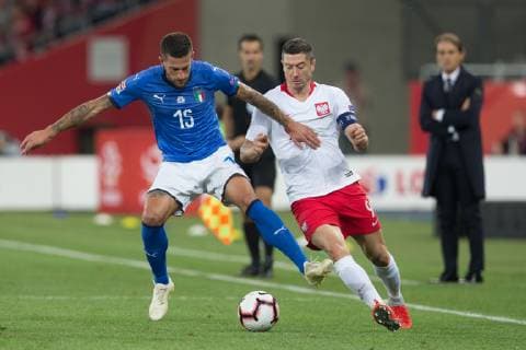 Fußball, Nations League, Polen - Italien October 14, 2018 - Chorzow, Poland - Cristiano Biraghi (ITA), Robert Lewandowski (POL) in action during the UEFA Nations League A group three match between Poland and Italy at Silesian Stadium on October 14, 2018 in Chorzow, Poland. Poland v Italy - UEFA Nations League A  - ZUMAn230 20181014_zaa_n230_409 Copyright: xFotoxOlimpikx