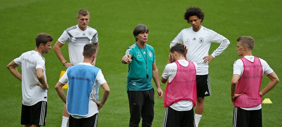 15 10 2018 Football UEFA Nations League Press Conference and Training of the German National Team at the Stade de France Paris National coach Joachim Löw and Germany give instructions DFL and DFB regulations prohibit any use of images as image sequences or quasi video