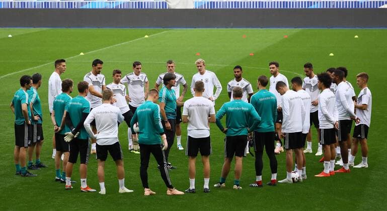 Address by national coach Joachim Loew Germany Germany in team squad 15 10 2018 Final training Germany before the match France vs Germany 4 Matchday UEFA Nations League Stade de France DISCLAIMER DFB regulations prohibit any use of images as image sequences and or quasi video