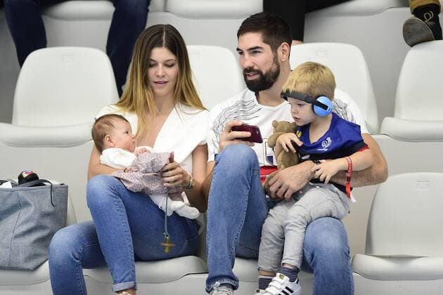 Nikola Karabatic en famille Geraldine Pillet et leurs enfants -----Merci de Flouter le visage des enfants----- HANDBALL : Equipes de France des Legendes - Handball 2008 vs Football 1998 - Creteil - 15 10 2018 JBAutissier Panoramic 