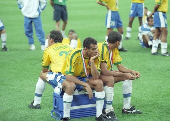 Weltmeisterschaft 1998 in Frankreich. Finale: Frankreich - Brasilien 3:0 12.07.1998 in St. Denis. Enttäuschte Brasilianer v.l: Edmundo, Cafu und Baiano. *** 1998 World Cup France Final France Brazil 3 0 12 07 1998 St Denis Disappointed Brazilians Edmundo Cafu and Baiano HM