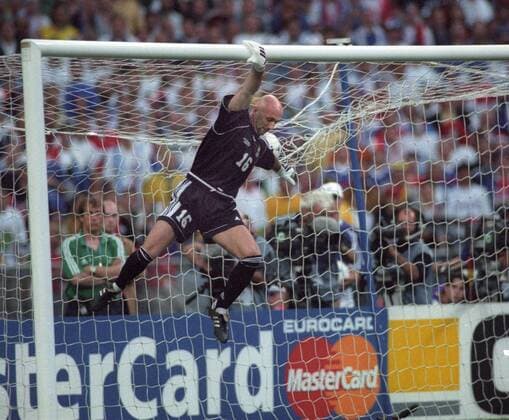Weltmeisterschaft 1998 in Frankreich. Finale: Frankreich - Brasilien 3:0 12.07.1998 in St. Denis. Torwart Fabien Barthez (FRA) hängt am Torpfosten. *** World Cup 1998 in France Final France Brazil 3 0 12 07 1998 in St Denis Goalkeeper Fabien Barthez FRA hangs on goalpost HM