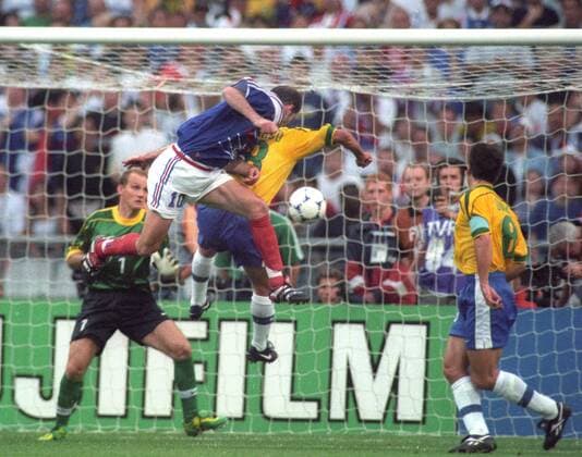 Weltmeisterschaft 1998 in Frankreich. Finale: Frankreich - Brasilien 3:0 12.07.1998 in St. Denis. Tor zum 1:0 für Frankreich durch Zinedine Zidane (10) per Kopfball, der sich gegen Leonardo durchsetzt. Re: Dunga. Links im Hintergrund Tw. Taffarel (alle Brasilien). *** World Cup 1998 in France Final France Brazil 3 0 12 07 1998 in St Denis Goal to the 1 0 for France by Zinedine Zidane 10 header that prevails against Leonardo Re Dunga left in the background Tw Taffarel all Brazil HM