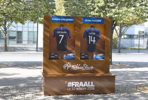 Football Mens Season 2018 19 Nations League 4 Gameday Internationals in Saint Denis France Germany on the way to the Stade de France is pointed to the game cabin locker of Antoine Griezmann France and Blaise Matuidi France on the sidewalk 16 10 2018 Copyright: xMatthiasxKochx