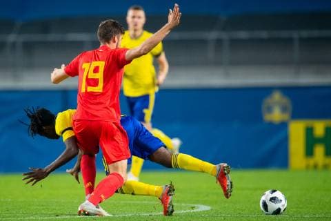 181016 Joel Asoro of Sweden and Jordi Vanlerberghe or Belgium during the UEFA European Under 21 Qualifier match between Sweden and Belgium on October 16, 2018 in Kalmar  Copyright: SUVADxMRKONJIC BB181016SM005