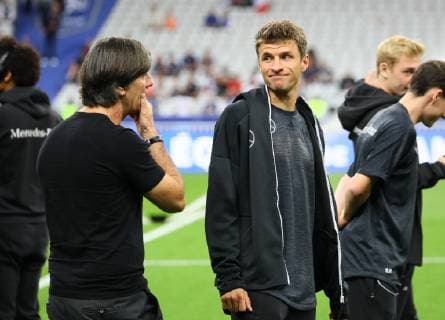 National coach Joachim Loew Germany Germany in conversation with Thomas Mueller Germany Germany 16 10 2018 France vs Germany 4 Gameday UEFA Nations League Stade de France DISCLAIMER DFB regulations prohibit any use of images as image sequences and or quasi video