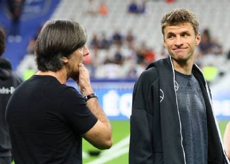 National coach Joachim Loew Germany Germany in conversation with Thomas Mueller Germany Germany 16 10 2018 France vs Germany 4 Gameday UEFA Nations League Stade de France DISCLAIMER DFB regulations prohibit any use of images as image sequences and or quasi video