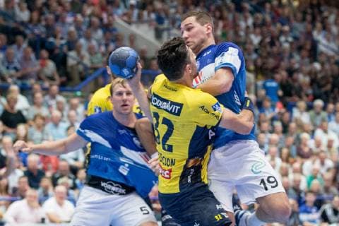 Alexander Patersson Nr 32 Rhein Neckar Löwen in a duel with Tomas Babak Nr 19 Bergischer HC Bergischer HC vs Rhein Neckar Löwen Handball DHB Cup Eighth finals 16 10 18 Solingen NRW Germany Klingenhalle Copyright: xdnet_cdnx