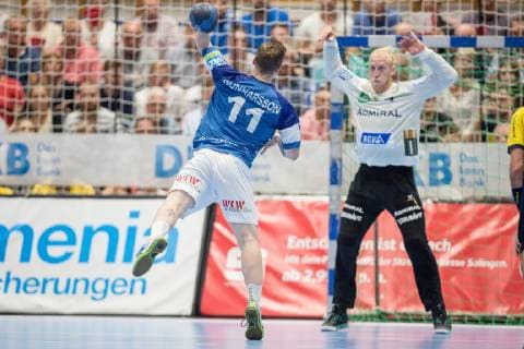 Throwing by seven meters by Arnor Thor Gunnarsson No 11 Bergischer HC against Mikael Alf Appelgren Nr 1 TW Rhein Neckar Löwen Bergischer HC vs Rhein Neckar Löwen Handball DHB Cup Eighth finals 16 10 18 Solingen NRW Germany Klingenhalle Copyright: xdnet_cdnx