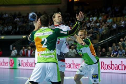 Germany Wetzlar Rittal Arena 16 10 2018 Handball 1 DKB Bundesliga DHB Cup Round of 16 HSG Wetzlar MT Melsungen Picture of Alexander Hermann HSG Wetzlar 2 mi Julius Kuehn MT Melsungen 5 hi re Stefan Kneer HSG Wetzlar 4 Copyright: HMBxMedia ThomasxJäger