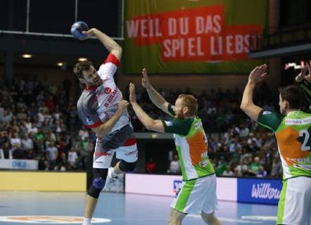 Germany Wetzlar Rittal Arena 16 10 2018 Handball 1 DKB Bundesliga DHB Cup Round of 16 HSG Wetzlar MT Melsungen Picture of Simon Birkefeldt MT Melsungen 23 Stefan Kneer HSG Wetzlar 4 Copyright: HMBxMedia ThomasxJäger