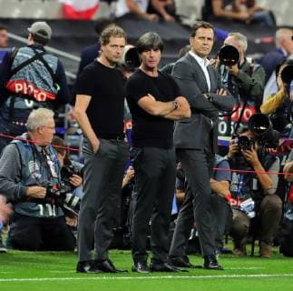 Sport Themen der Woche KW42 Sport Bilder des Tages Co Trainer Marcus Sorg, Trainer Joachim Löw, Teammanager Oliver Bierhoff, dahinter Fotografen Medien Presse Fußball Fussball UEFA Nations League Länderspiel Nationalmannschaft DFB Herren Saison 2018 2019 16.10.2018 Frankreich FRA VS. Deutschland GER DFL regulations prohibit any use of photographs as image sequences and or quasi-video. *** Coach Marcus Sorg Coach Joachim Löw Team Manager Oliver Bierhoff behind Photographers Media Press Sport Football Soccer UEFA Nations League International Team National Team DFB Men Season 2018 2019 16 10 2018 France FRA VS Germany GER DFL regulations prohibit any use of images as image sequences and or quasi video