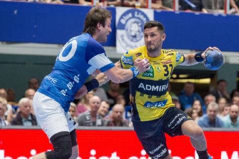 Csaba Szücs No. 20 Bergischer HC in a duel with Alexander Patersson No. 32 Rhein Neckar Löwen Bergischer HC vs Rhein Neckar Löwen Handball DHB Cup Eighth finals 16 10 18 Solingen NRW Germany Klingenhalle Copyright: xdnet_cdnx