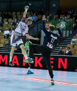 Germany Wetzlar Rittal Arena 16 10 2018 Handball 1 DKB Bundesliga DHB Cup Round of 16 HSG Wetzlar MT Melsungen Picture from left Finn Lemke MT Melsungen 6 Keeper Till Klimpke HSG Wetzlar 11 Copyright: HMBxMedia ThomasxJäger