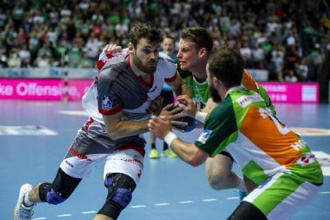Germany Wetzlar Rittal Arena 16 10 2018 Handball 1 DKB Bundesliga DHB Cup Round of 16 HSG Wetzlar MT Melsungen Picture of Simon Birkefeldt MT Melsungen 23 Nils Torbruegge HSG Wetzlar 18 Maximilian Holst HSG Wetzlar 22 Copyright: HMBxMedia ThomasxJäger