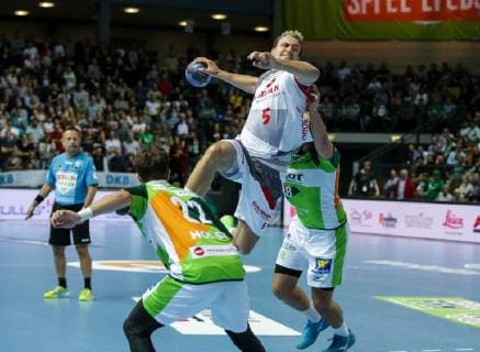 Germany Wetzlar Rittal Arena 16 10 2018 Handball 1 DKB Bundesliga DHB Cup Round of 16 HSG Wetzlar MT Melsungen Picture of Maximilian Holst HSG Wetzlar 22 Julius Kuehn MT Melsungen 5 Nils Torbruegge HSG Wetzlar 18 Copyright: HMBxMedia ThomasxJäger