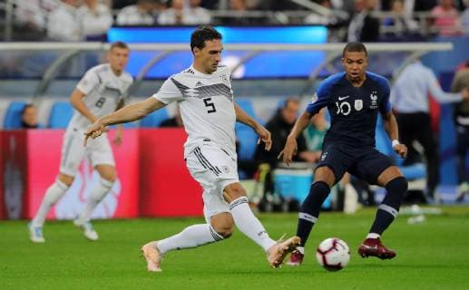 Mats Hummels Kylian Mbappe action match scene duel sports football football UEFA Nations League international match national team DFB Mens Season 2018 2019 16 10 2018 France FRA VS Germany GER DFL regulations prohibit any use of images as image sequences and or quasi video
