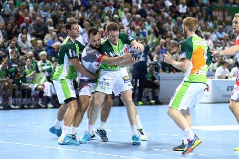 Fight for the ball between left Nils Torbruegge Wetzlar Marino Maric Melsungen Lenny Rubin Wetzlar HSG Wetzlar vs MT Melsungen Handball DHB Pokal 16 10 2018 HSG Wetzlar vs MT Melsungen Handball DHB Pokal 16 10 2018 Wetzlar Copyright: xEIBNER RenexWeissx EP_RWS