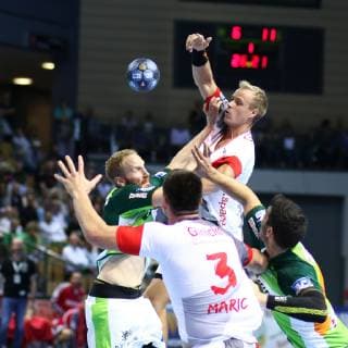 Lasse Mikkelsen Melsungen is penalized by Stefan Kneer Wetzlar and tries to find a pass leading to Marino Maric Melsungen HSG Wetzlar vs MT Melsungen Handball DHB Pokal 16 10 2018 HSG Wetzlar vs MT Melsungen Handball DHB Pokal 16 10 2018 Wetzlar Copyright: xEIBNER RenexWeissx EP_RWS