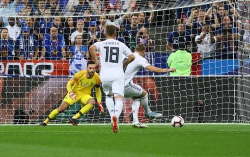 goal Goal to 0 1 for Toni Kroos Germany Germany by penalty against goalkeeper Hugo Lloris France France 16 10 2018 France vs Germany 4 Matchday UEFA Nations League Stade de France DISCLAIMER DFB regulations prohibit any use of photographs as image sequences and or quasi video