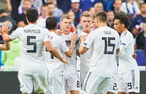 France - Germany, Soccer, Paris, October 16, 2018 Toni KROOS, DFB 8 celebrates his goal with 0-1 Matthias GINTER, DFB 4 Mats HUMMELS, DFB 5 Leroy SANE, DFB 19 FRANCE - GERMANY Football Nations League, Season 2018 2019, October 16, 2018 Paris, Germany. Photographer: Peter Schatz MAGICS