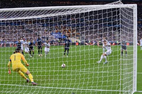 Football UEFA Nations League France Germany on 16 10 2018 at Stade de France in Paris Toni Kroos Germany meets 0 1 DFB regulations prohibit any use of images as image sequences or quasi video xTTx