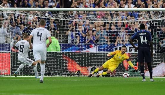 Toni Kroos Penalties Penalties Penalties Goal to 1 0 Goalkeeper Hugo Lloris Sports Football Soccer UEFA Nations League International Friendlies National Team DFB Men Season 2018 2019 16 10 2018 France FRA VS Germany GER DFL regulations prohibiting any use of images as or sequences