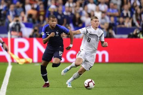 Fußball, Nations League, Frankreich - Deutschland Kylian Mbappe (France) vs Toni Kroos (Allemagne) FOOTBALL : France vs Allemagne - Ligue des Nations UEFA - St Denis - 16 10 2018 JBAutissier Panoramic 