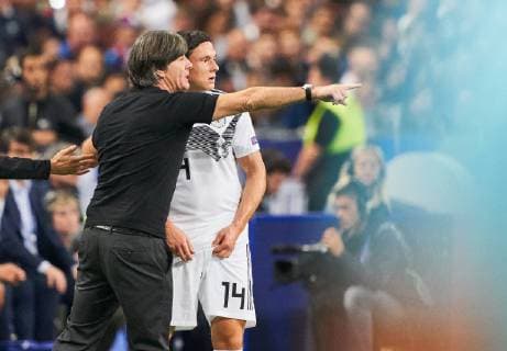 Fußball, Nations League, Frankreich - Deutschland France - Germany, Soccer, Paris, October 16, 2018 DFB headcoach Joachim Jogi LOEW, LÖW,Nico SCHULZ, DFB 14 Gesticulate, give instructions, action, single image, gesture, hand movement, pointing, interpret, mimik, FRANCE - GERMANY Football Nations League, Season 2018 2019, October 16, 2018 Paris, Germany. Photographer: Peter Schatz MAGICS
