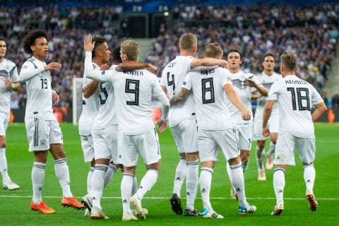 16 10 2018 xkvx Football Nations League France Germany emspor v l goal Torjubel Goal celebration celebrate the goal 0 1 by Toni Kroos DFB German Football Association with the team DFL DFB REGULATIONS PROHIBIT ANY USE OF PHOTOGRAPH as IMAGE SEQUENCES and or QUASI VIDEO Paris
