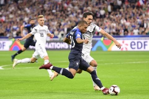 Fußball, Nations League, Frankreich - Deutschland Kylian Mbappe (France) vs Mats Hummels (Allemagne) FOOTBALL : France vs Allemagne - Ligue des Nations UEFA - St Denis - 16 10 2018 JBAutissier Panoramic 