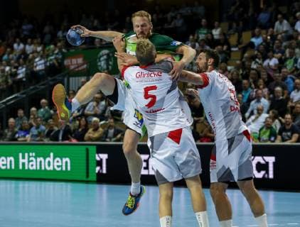 Germany Wetzlar Rittal Arena 16 10 2018 Handball 1 DKB Bundesliga DHB Cup Round of 16 HSG Wetzlar MT Melsungen Picture from left Julius Kuehn MT Melsungen 5 Stefan Kneer HSG Wetzlar 4 Felix Danner MT Melsungen 17 Copyright: HMBxMedia ThomasxJäger